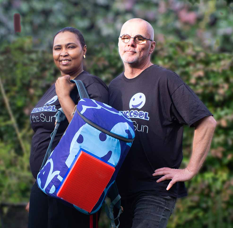 The Nomadic.cool team: Sulafa Kamil Ali Abd Elrahman and Heinz Szolarz with the Nomadic.cool backpack cooler